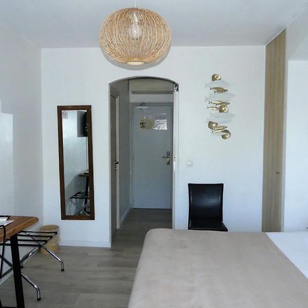 Hotel De La Vierge Noire แซ็งต์-แมกซีม ภายนอก รูปภาพ